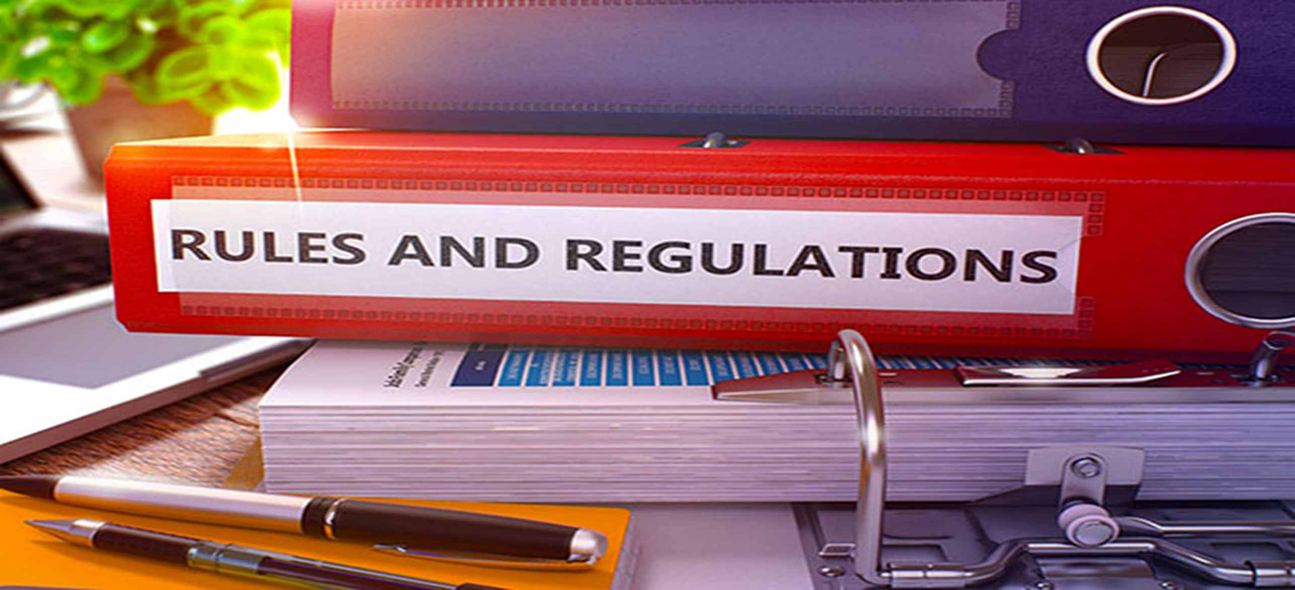 يخضع كلا الوسيطين للعديد من الجهات الرقابية أبرزها سلطة السلوك المالي في المملكة المتحدة (FCA) بصفتها الجهة التنظيمية الرئيسية